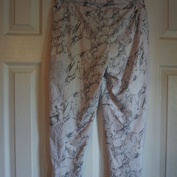 White Marble Crop Leggings - Picture 6 of 7